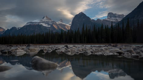 lapso de tiempo de la pintoresca naturaleza de alberta, canadá, por la pintoresca autopista icefields parkway