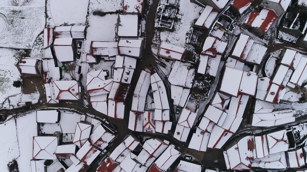 눈 위의 전망을 가진 마을 건물