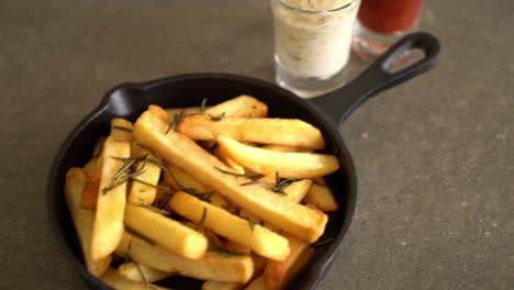 Pommes-Frites-Mit-Sauce-Auf-Dem-Teller