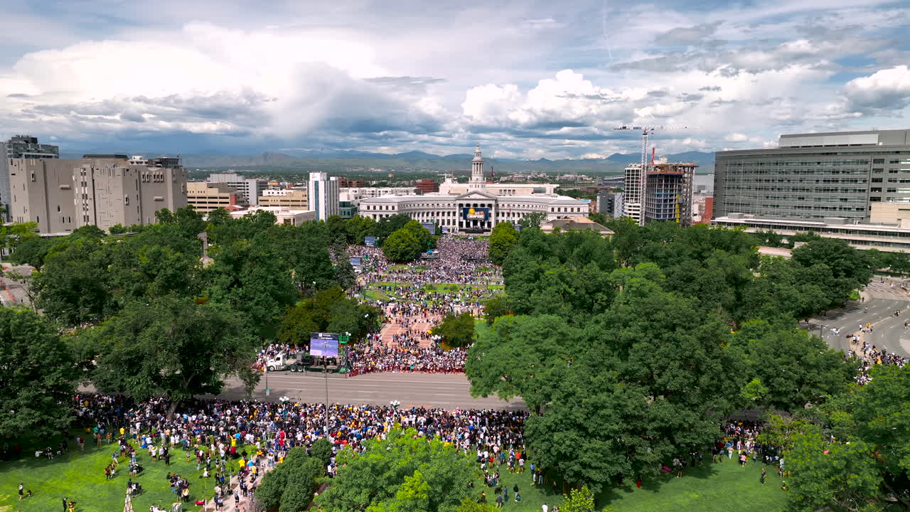 multitudes en el denver civic center park para celebrar a los nuggets campeones de la nba