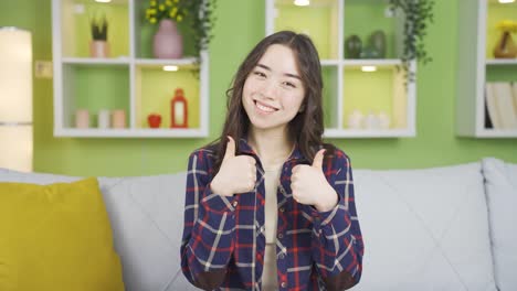 긍정적인 몸짓으로 카메라를 바라보는 아시아 젊은 여성.