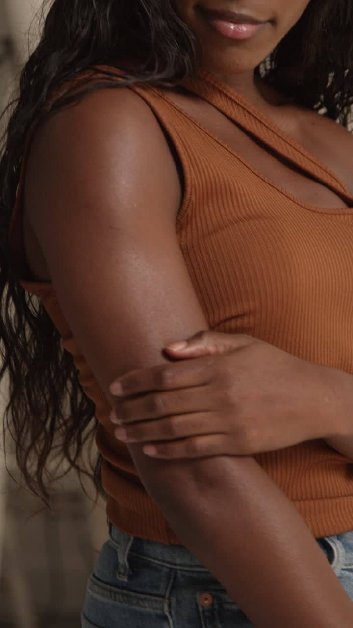 fotografía de belleza de estudio de una mujer joven sonriente con cabello largo contra un fondo neutral 2