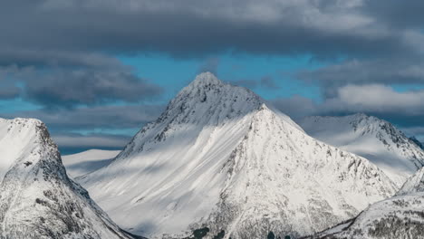 Un-Timelapse-De-Una-Montaña-Nevada-En-Volda,-Noruega