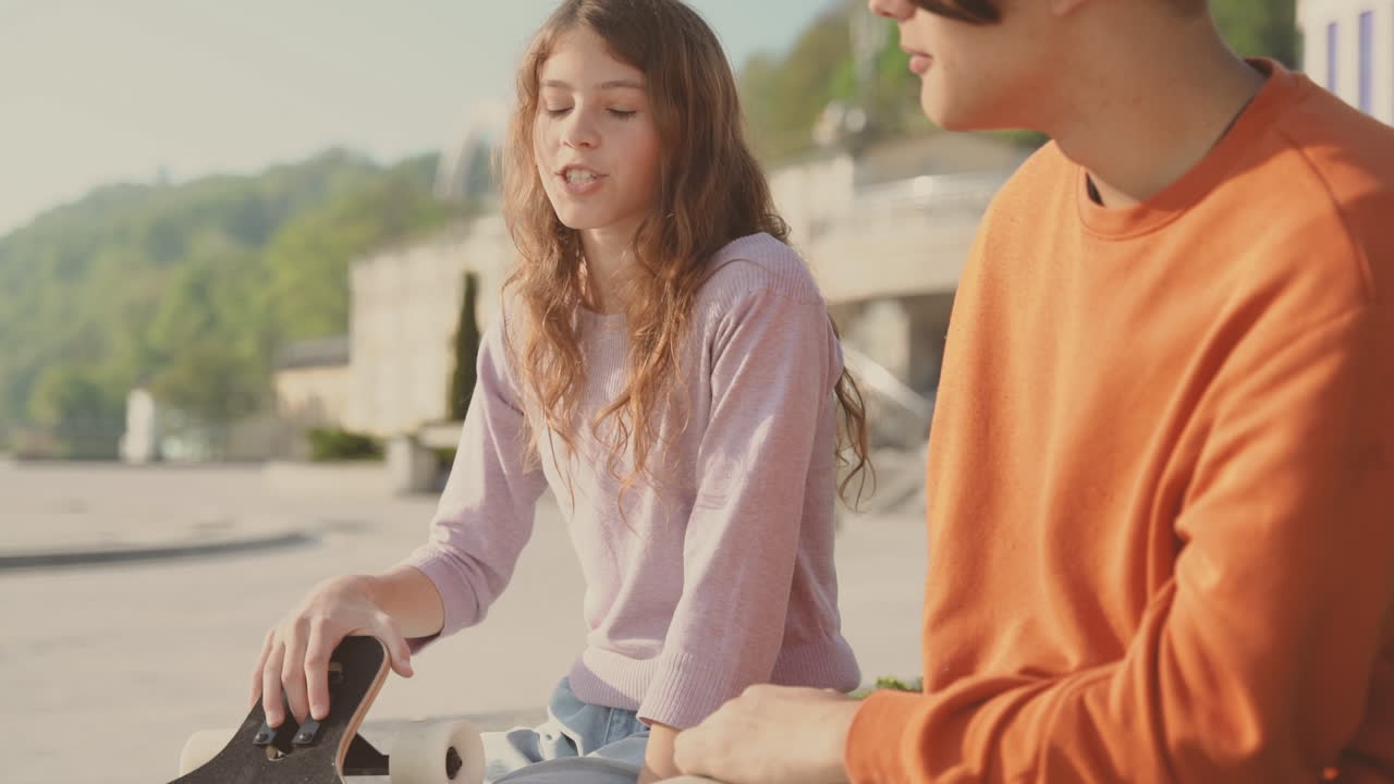 귀여운 10대 소녀가 잘생긴 10대 소년과 대화를 나누고 있다