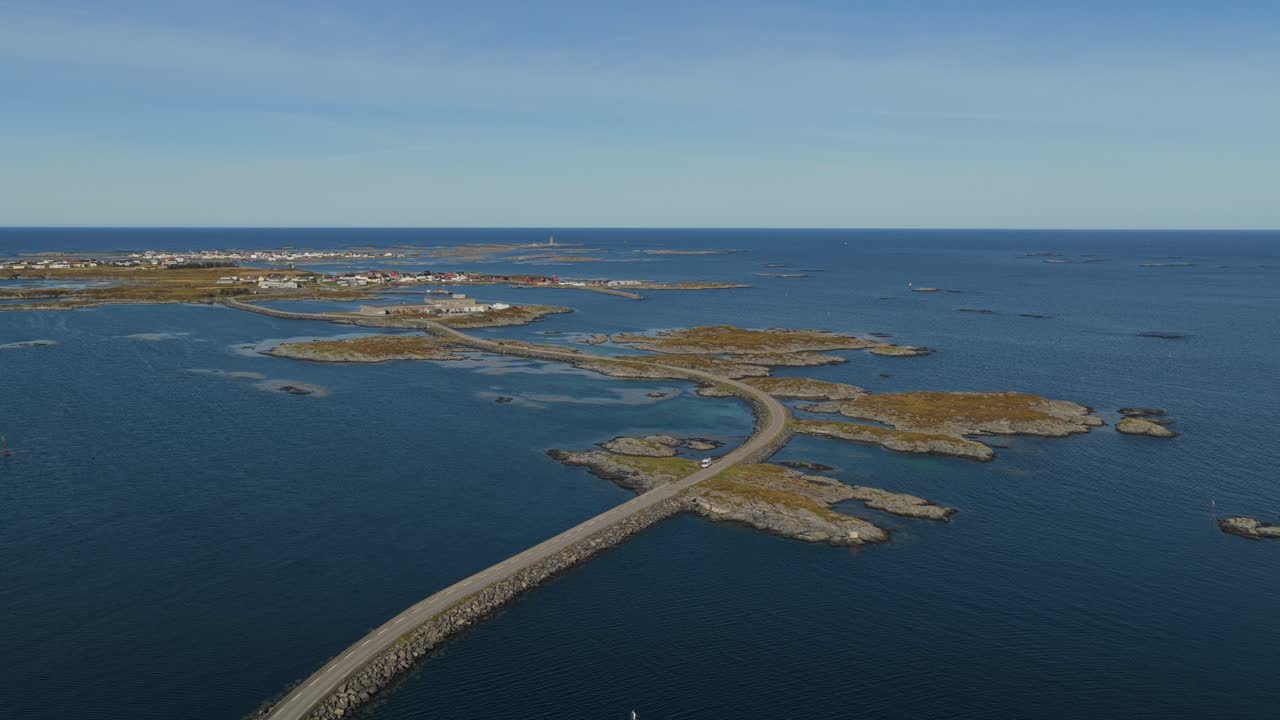 Køretøj fanget af drone på vej til Veiholmen, norsk ø-landskab