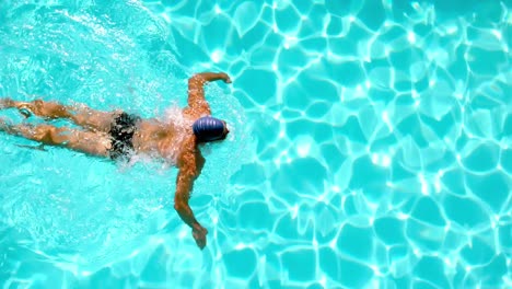 Athletic-swimmer-swimming-across-the-pool-overhead