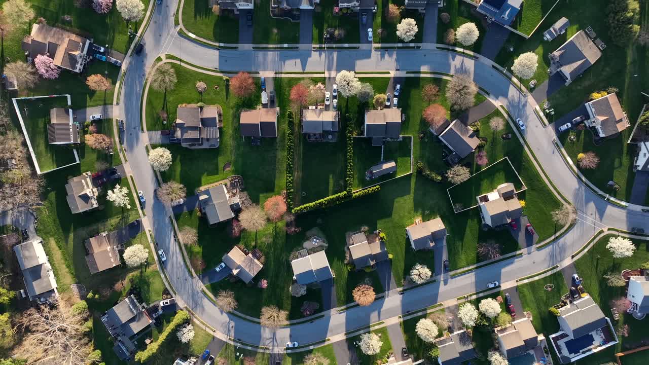 도 (orbit) 를 설정하는 항공  (aerial shot of sprawling neighborhood with many homes in usa) 은 미국에서 많은 주택이 있는 광활한 동네의 항공 이다.