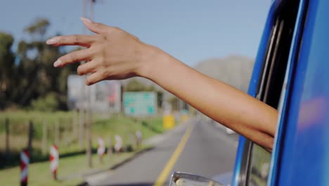 mujer joven en un viaje por carretera en camioneta
