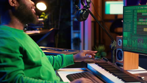 artista afroamericano componiendo una nueva banda sonora para un proyecto