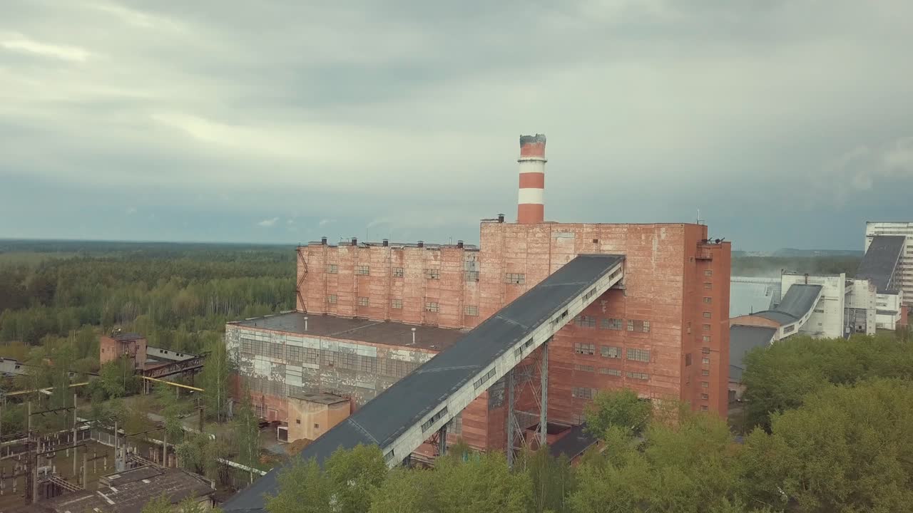 planta de energía abandonada en un bosque