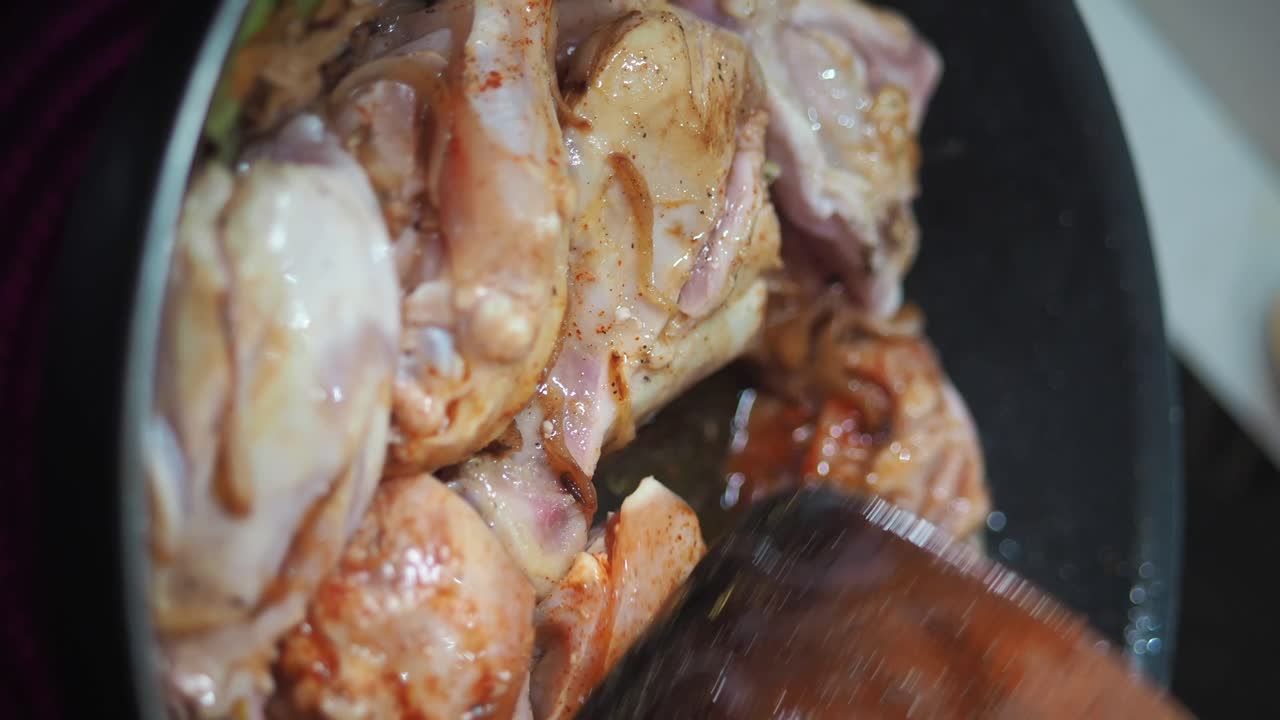 Cooking chicken with onions and bay leaf