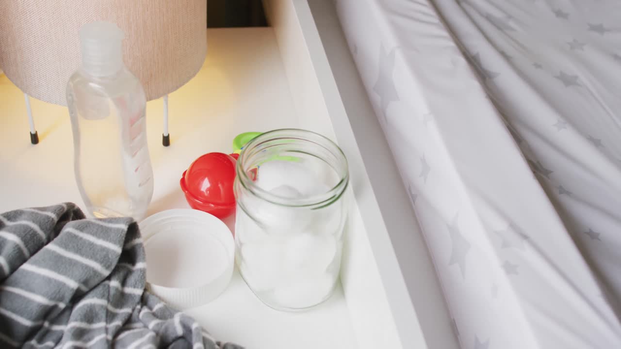 새로 태어난 아기 의 물건 과 장비 가 선반 에 서 있는 비디오