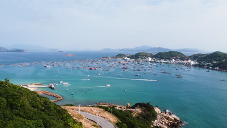 Tiro-Lento-A-La-Derecha-De-La-Costa-Colgada-De-Binh-Con-Barcos-En-Un-Día-Soleado,-Vietnam