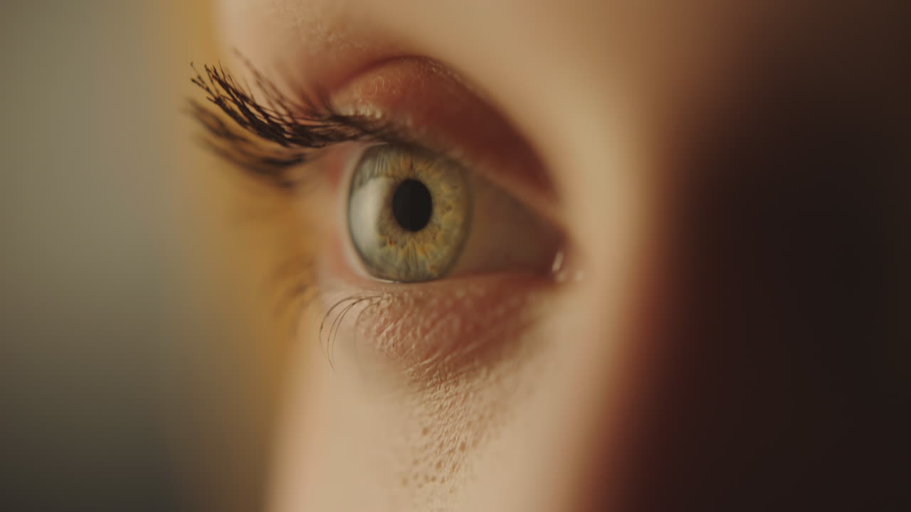 abriendo y cerrando los ojos azules