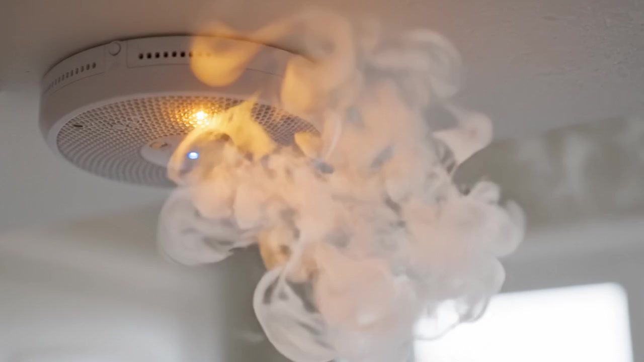 Ein Rauchmelder warnt vor Gefahr: Die entscheidende Rolle von Rauchmeldern für die Sicherheit zu Hause bei Notfällen und Brandsituationen.