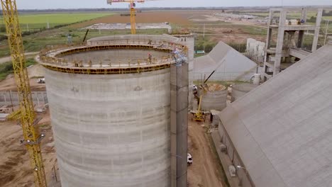 Sitio-De-Construcción-De-Silos-Expansivos-Al-Amanecer---Revelación-De-Vista-Aérea