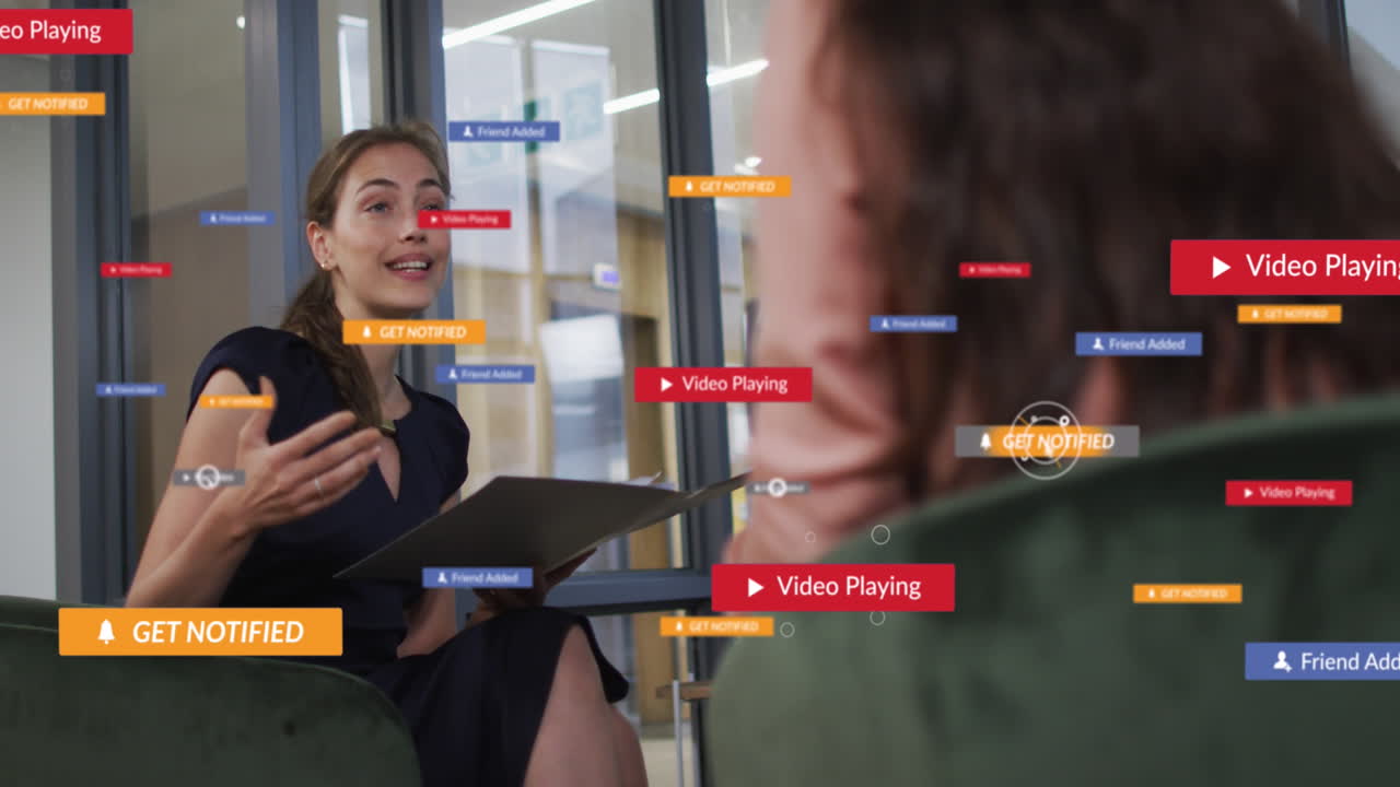 animación de iconos de las redes sociales y números sobre la mujer de negocios caucásica en el cargo.