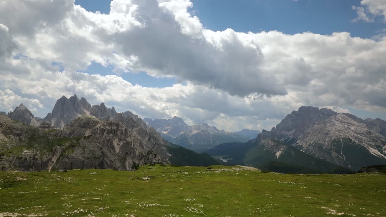 Timelapse Parco Naturale Tre Cime nelle Dolomiti. Splendida natura d'Italia