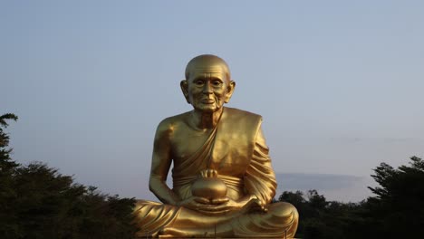 transición del día a la noche de una estatua de buda