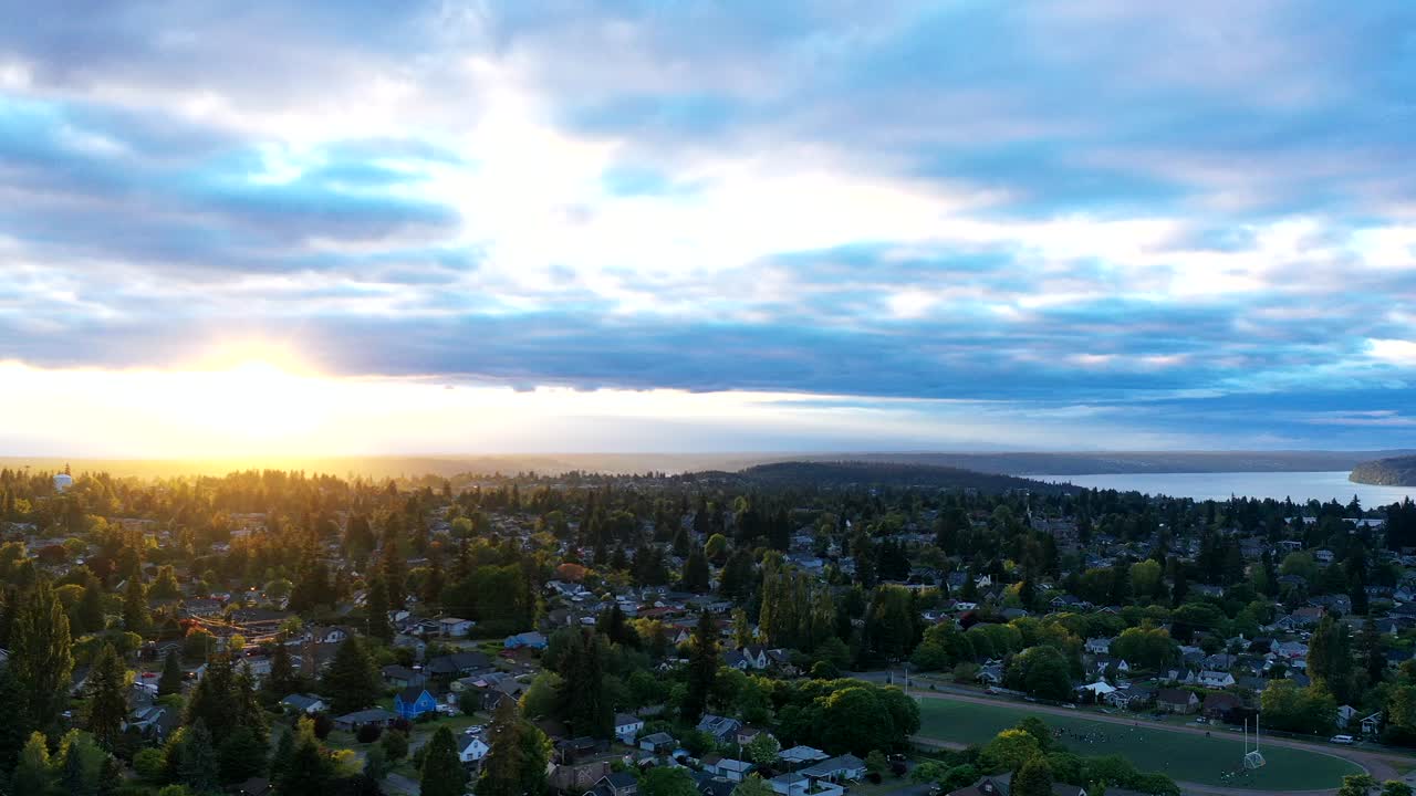 도시의 집들 위로 아름다운 황금빛 일몰
