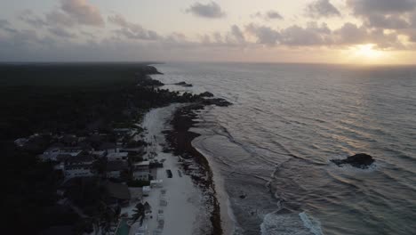 Vista-Aérea-Sobre-La-Costa-Mexicana-Durante-La-Puesta-De-Sol-En-Tulum,-México