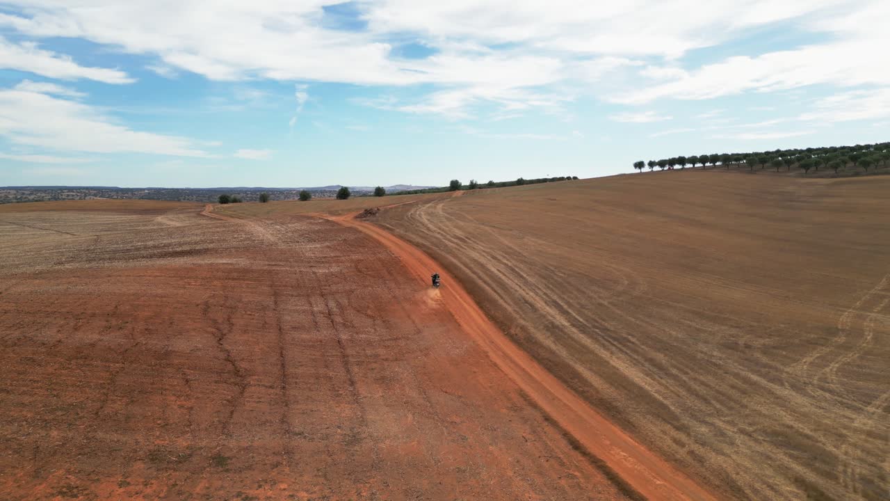 unidades de motocicleta a lo largo de camino de tierra portugal vista aérea