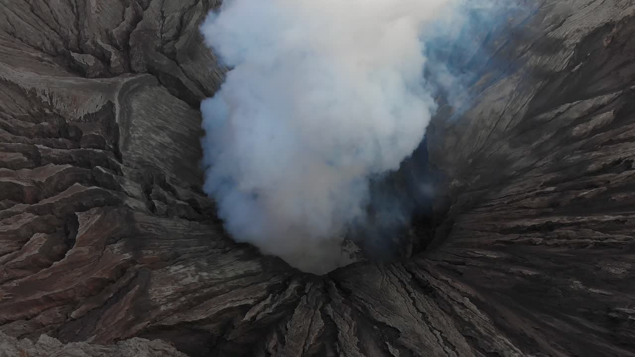 Alba sulla cima vulcanica del Bromo. Indonesia, Giava Orientale