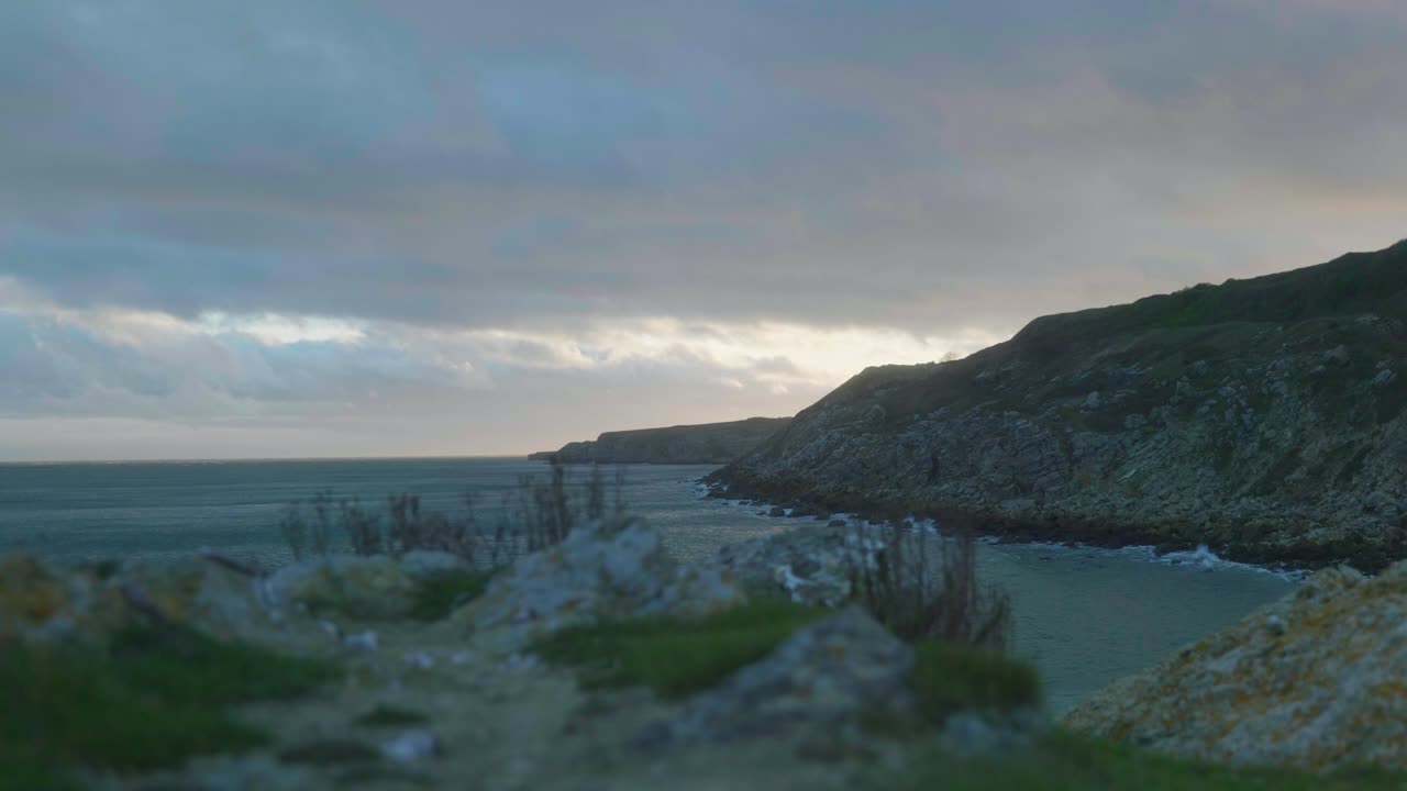 4k кинематографический пейзажный снимок пляжа черч-оп, портленд, во время заката солнца