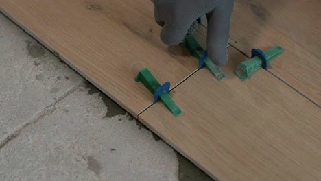construcción, renovación, reparación de apartamentos. instalación de azulejos de cerámica para el suelo - medición y corte de las piezas. cortes de azulejas. corte de azulajes