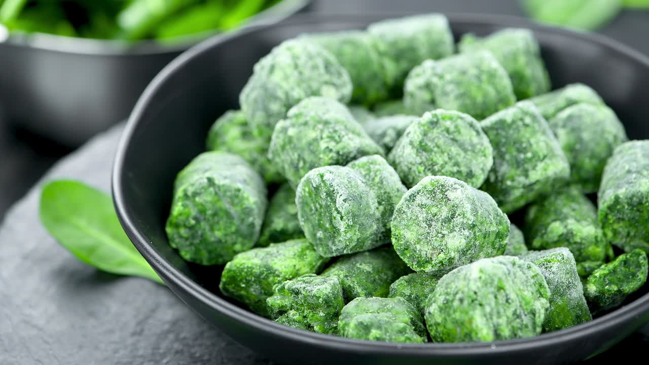 얼어붙은 스파나치 큐브를 회전하는 접시 (무로 을 수 있는) 에 넣습니다.