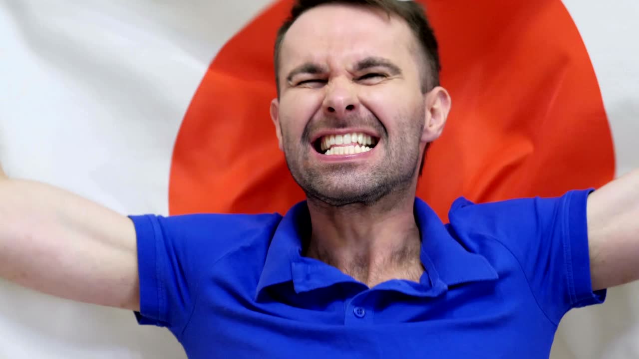 일본 팬이 일본 발을 들고 축하하는 느린 동작, 4k, 고품질