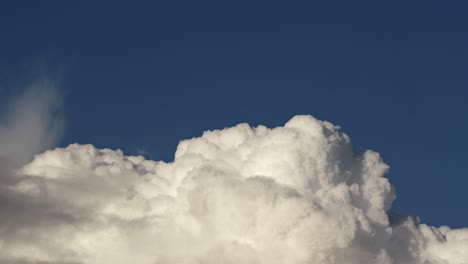nubes masivas que se mueven lentamente en el cielo.