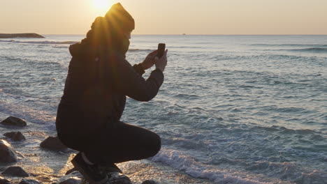 Los-Fotógrafos-Usan-Su-Teléfono-Para-Capturar-Hermosas-Vistas-Del-Mar-Durante-El-Impresionante-Amanecer-Mientras-El-Sol-Se-Refleja-En-La-Superficie