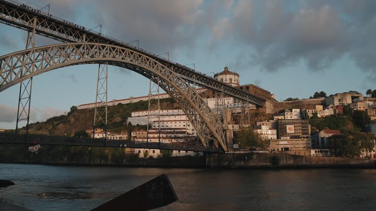 Ponte Dom Luís I con il Monastero della Serra do Pilar sullo sfondo al tramonto, Porto, Portogallo
