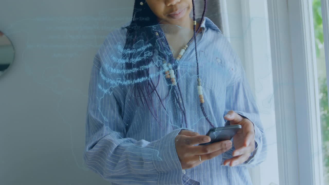animación del globo con conexiones sobre mujer usando teléfono inteligente