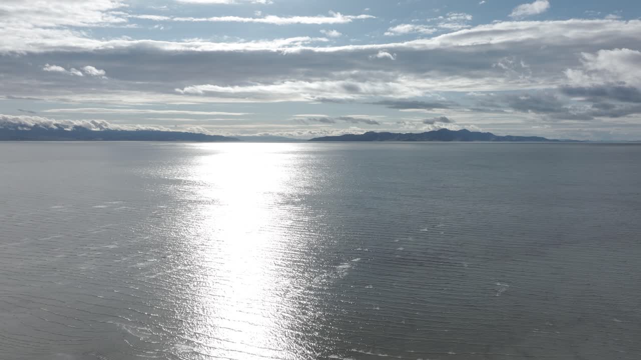 유타 주 그레이트 솔트 레이크 (great salt lake) 를 바라보는 넓은 풍경, 은 봄 날