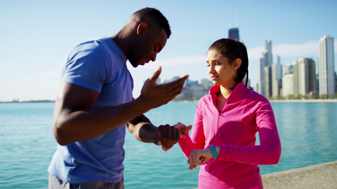 estiramiento multiétnico masculino y femenino después del entrenamiento