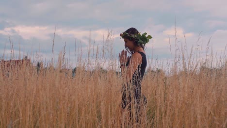 Sexy-Hippie-Frau,-Die-Meditation-Und-Yoga-In-Der-Natur-In-Zeitlupe-Macht