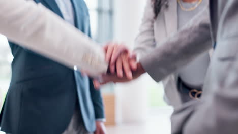 manos juntas, equipo y gente de negocios