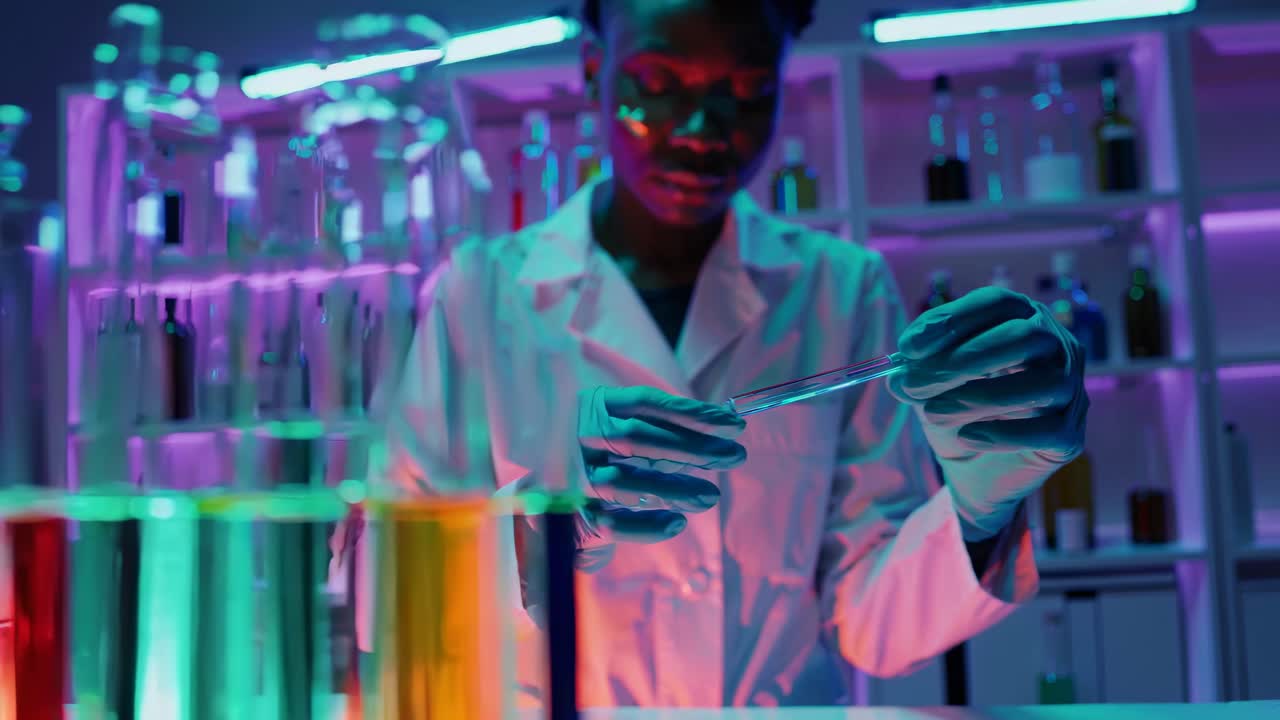 científico realizando experimentos en un vibrante laboratorio iluminado con neón