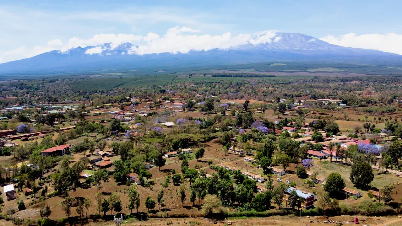pueblo rural de kenya con el kilimanjaro en el fondo
