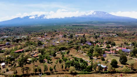 Pueblo-Rural-De-Kenia-Con-El-Kilimanjaro-Al-Fondo