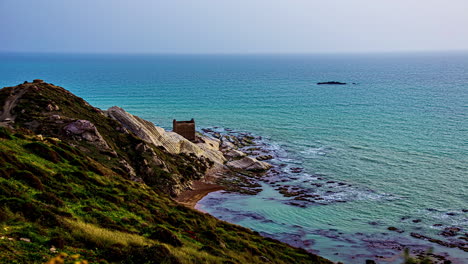 Punta-Bianca,-Agrigento-In-Sizilien-Italien-Weißer-Strand-Mit-Alten-Ruinen-Eines-Verlassenen-Steinhauses-Auf-Weißen-Klippen