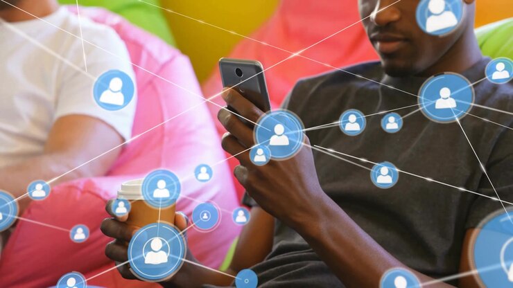 Jeune homme utilisant un smartphone avec une superposition de réseau social numérique