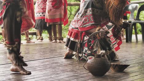 miembro de una tribu zulú realizando un ritual de danza tradicional parando los pies