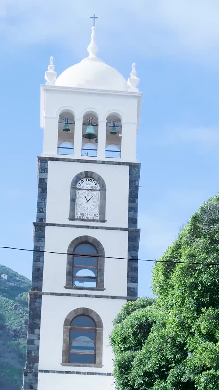 Panoramica che Rivelano Campanile Bianco di Chiesa con Orologio e Campane