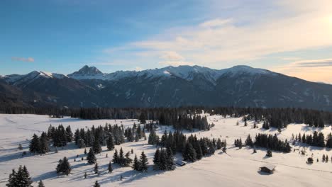 Wunderschöne-Italienische-Alpen-Im-Winter-Mit-Schneebedeckten-Bäumen-Und-Einem-Unglaublichen-Sonnenuntergang