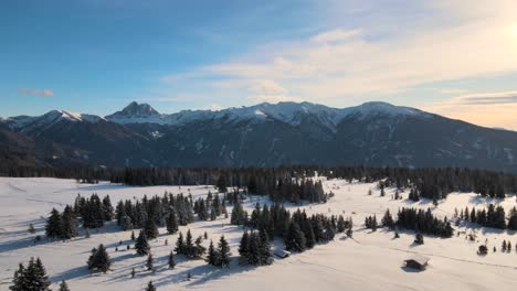 hermosos alpes italianos durante el invierno con árboles llenos de nieve y una increíble puesta de sol