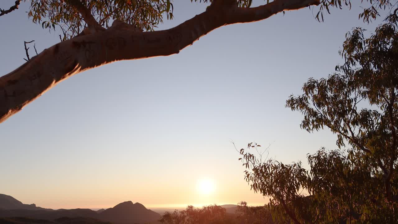 멀리 있는 산 뒤에서 해가 지는 과정을