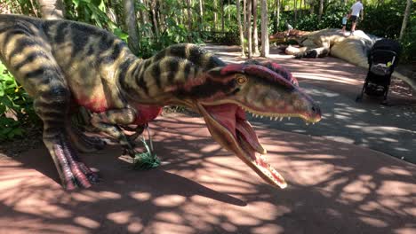 el dinosaurio animatrónico interactúa con los visitantes
